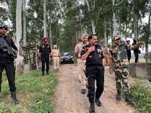Police conducting search operation at districts bordering Pakistan(HT Photo) Police conducting search operation at districts bordering Pakistan(HT Photo)