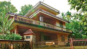 A view of the Ponnamattam house of late of Tom Thomas in Koodathayi near Kozhikkode where all six deaths took place. Police later sealed the house.(HT Photo) A view of the Ponnamattam house of late of Tom Thomas in Koodathayi near Kozhikkode where all six deaths took place. Police later sealed the house.(HT Photo)