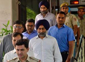 Police escort Malvinder Singh and his brother Shivinder Singh, former directors of Ranbaxy Laboratories, on a court premises in New Delhi on Friday.(HT Photo) Police escort Malvinder Singh and his brother Shivinder Singh, former directors of Ranbaxy Laboratories, on a court premises in New Delhi on Friday.(HT Photo)