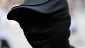 Hong Kong protestor wore black face mask after Carrie Lam announced emergency and ban on face masks.(REUTERS Photo) Hong Kong protestor wore black face mask after Carrie Lam announced emergency and ban on face masks.(REUTERS Photo)