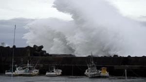 Surging waves hit against the breakwater while Typhoon Hagibis approaches at a port in town of Kiho, Mie.(AP) Surging waves hit against the breakwater while Typhoon Hagibis approaches at a port in town of Kiho, Mie.(AP)