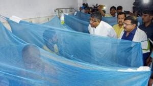 Union Minister and Patna Sahib MP Ravi Shankar Prasad meets patients being treated for dengue at Patna Medical College and Hospital.(PTI PHOTO.) Union Minister and Patna Sahib MP Ravi Shankar Prasad meets patients being treated for dengue at Patna Medical College and Hospital.(PTI PHOTO.)