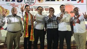 Members of the Pimpri Chinchwad Housing Socities federation with BJP leaders after a meeting regarding the action plan to solve water and other issues.(hT PHOTO) Members of the Pimpri Chinchwad Housing Socities federation with BJP leaders after a meeting regarding the action plan to solve water and other issues.(hT PHOTO)