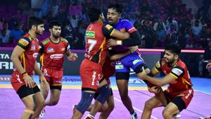 Players of Dabang Delhi and Bengaluru Bulls in action during the Pro Kabaddi League match at Sawai Mansingh Indoor Stadium in Jaipur.(PTI) Players of Dabang Delhi and Bengaluru Bulls in action during the Pro Kabaddi League match at Sawai Mansingh Indoor Stadium in Jaipur.(PTI)