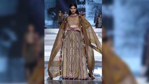 Anamika Khanna presented her epoch-defining long embroidered capes, which were layered with dresses.(FDCI) Anamika Khanna presented her epoch-defining long embroidered capes, which were layered with dresses.(FDCI)