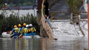 A man talks with rescue workers searching a flooded area in the aftermath of Typhoon Hagibis.(REUTERS Photo) A man talks with rescue workers searching a flooded area in the aftermath of Typhoon Hagibis.(REUTERS Photo)
