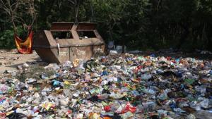 Having faced a setback on the launch day itself, there was no major improvement noticed on third day of waste segregation drive either as all stakeholders were found locked in blame game.(HT PHOTO) Having faced a setback on the launch day itself, there was no major improvement noticed on third day of waste segregation drive either as all stakeholders were found locked in blame game.(HT PHOTO)