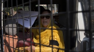 The police on Tuesday detained half a dozen women activists including the sister and daughter of former chief minister Farooq Abdullah(AP) The police on Tuesday detained half a dozen women activists including the sister and daughter of former chief minister Farooq Abdullah(AP)