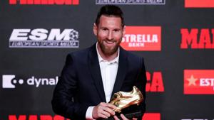 FC Barcelona's Lionel Messi poses with the golden shoe.(REUTERS) FC Barcelona's Lionel Messi poses with the golden shoe.(REUTERS)