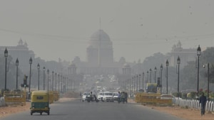 Delhi sees a spike in pollution levels during this time of the year owing to a change in meteorological conditions, combined with local emissions and the effects of crop residue burning in neighbouring states.(HT image)