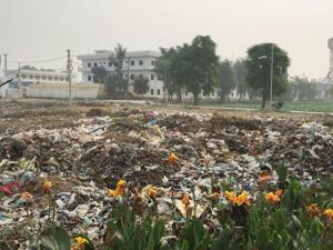 Heaps of garbage near Gurudwara Darbar Sahib in Gurdaspur district on Thursday.(Sameer Sehgal/HT) Heaps of garbage near Gurudwara Darbar Sahib in Gurdaspur district on Thursday.(Sameer Sehgal/HT)