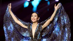 Karisma Kapoor performs on sets of Dance India Dance in Mumbai. Karisma Kapoor performs on sets of Dance India Dance in Mumbai.