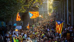 A large number of protesters march along Passeig de Gracia avenue waving pro-independence Catalan Estelada flags during a demonstration in Barcelona, Spain.(Bloomberg photo) A large number of protesters march along Passeig de Gracia avenue waving pro-independence Catalan Estelada flags during a demonstration in Barcelona, Spain.(Bloomberg photo)