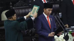 Indonesian President Joko Widodo, right, takes his presidential oath for his second five-year term during the inauguration ceremony at the parliamentary building in Jakarta.(AP Photo) Indonesian President Joko Widodo, right, takes his presidential oath for his second five-year term during the inauguration ceremony at the parliamentary building in Jakarta.(AP Photo)