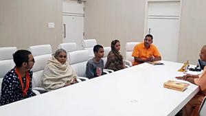 Family members of murdered Hindu Samaj Party leader Kamlesh Tiwari meet Chief Minister of Uttar Pradesh Yogi Adityanath in Lucknow on Sunday.(ANI Photo) Family members of murdered Hindu Samaj Party leader Kamlesh Tiwari meet Chief Minister of Uttar Pradesh Yogi Adityanath in Lucknow on Sunday.(ANI Photo)