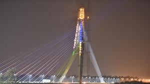 Delhi’s iconic Signature Bridge will start hosting tourists inside a glass viewing gallery at an elevation of 154 metres from mid-next year.(Sonu Mehta/ Hindustan Times) Delhi’s iconic Signature Bridge will start hosting tourists inside a glass viewing gallery at an elevation of 154 metres from mid-next year.(Sonu Mehta/ Hindustan Times)