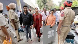 Election officials carry poll material in Phagwara on Sunday, for assembly bypolls, October 20, 2019.(HT Photo) Election officials carry poll material in Phagwara on Sunday, for assembly bypolls, October 20, 2019.(HT Photo)