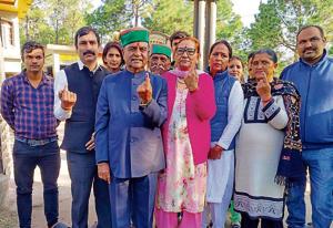 Congress candidate Gangu Ram Musafir with his family members and supporters after casting vote in the Pachhad constituency of Sirmaur district on Monday.(HT PHOTO) Congress candidate Gangu Ram Musafir with his family members and supporters after casting vote in the Pachhad constituency of Sirmaur district on Monday.(HT PHOTO)