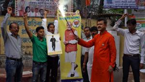 Supporters of India's ruling Bharatiya Janata Party (BJP) celebrate what they claim Indian army's strike on "terror" camps in Pakistan-administered Kashmir, outside the party office in Kolkata, India October 21, 2019.(Reuters photo) Supporters of India's ruling Bharatiya Janata Party (BJP) celebrate what they claim Indian army's strike on "terror" camps in Pakistan-administered Kashmir, outside the party office in Kolkata, India October 21, 2019.(Reuters photo)