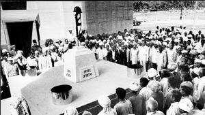 Ex-serviceman holding a meeting at Amar Jawan Jyoti at India Gate on 10 March, 1988.(Photo: Santosh Gupta/ Hindustan Times) Ex-serviceman holding a meeting at Amar Jawan Jyoti at India Gate on 10 March, 1988.(Photo: Santosh Gupta/ Hindustan Times)