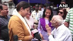 The 93-year-old man, who interacted with Smriti Irani, once served in Army.(Twitter/ANI) The 93-year-old man, who interacted with Smriti Irani, once served in Army.(Twitter/ANI)