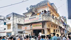 A large crowd gathered near the office of Kamlesh Tiwari, a leader of a local Hindu outfit who was found murdered, in Lucknow, Uttar Pradesh.(Photo by Deepak Gupta/ Hindustan Times) A large crowd gathered near the office of Kamlesh Tiwari, a leader of a local Hindu outfit who was found murdered, in Lucknow, Uttar Pradesh.(Photo by Deepak Gupta/ Hindustan Times)