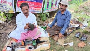 Retired Odisha SP Ujjwal Brahma polishes shoes in front of Balasore SP’s office.(HT Photo) Retired Odisha SP Ujjwal Brahma polishes shoes in front of Balasore SP’s office.(HT Photo)