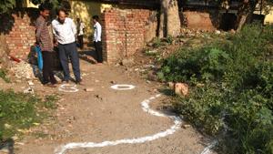 A view of the spot where an encounter between Delhi Police personnel and group of criminals occurred, at the railway line near Shankar Market in New Delhi.(Arvind Yadav/HT PHOTO) A view of the spot where an encounter between Delhi Police personnel and group of criminals occurred, at the railway line near Shankar Market in New Delhi.(Arvind Yadav/HT PHOTO)