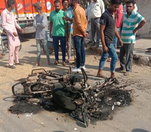 The damaged PCR motorcycle after the clash at grain market in Rajpura on Wednesday.(HT PHOTO) The damaged PCR motorcycle after the clash at grain market in Rajpura on Wednesday.(HT PHOTO)