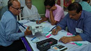 Election official count votes at election counting centre at Government Girls College, Sector 14, in Gurugram on Thursday.(Yogendra Kumar/HT PHOTO) Election official count votes at election counting centre at Government Girls College, Sector 14, in Gurugram on Thursday.(Yogendra Kumar/HT PHOTO)
