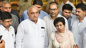 Haryana Congress president Kumari Saleja and former Haryana Chief Minister Bhupender Hooda speak to media after meeting the Election Commission of India at Nirvachan Sadan in New Delhi.(Photo by Vipin Kumar / Hindustan Times) Haryana Congress president Kumari Saleja and former Haryana Chief Minister Bhupender Hooda speak to media after meeting the Election Commission of India at Nirvachan Sadan in New Delhi.(Photo by Vipin Kumar / Hindustan Times)