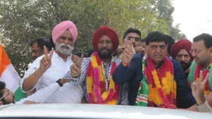 Congress candidate Balwinder Singh Dhaliwal (C) alongwith cabinet minister Sunder Sham Arora (R) and former MLAJoginder Singh Mann making victory sign at Phagwara, Punjab, October 24, 2019.(Pardeep Pandit/HT) Congress candidate Balwinder Singh Dhaliwal (C) alongwith cabinet minister Sunder Sham Arora (R) and former MLAJoginder Singh Mann making victory sign at Phagwara, Punjab, October 24, 2019.(Pardeep Pandit/HT)