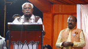 Haryana Chief Minister Manohar Lal Khattar addresses the audience during an election campaign in support of BJP candidate Sudhir Singla from Gurugram constituency ahead of Haryana Assembly polls, at New Colony Dussehra Ground, in Gurugram.(Yogendra Kumar/HT file photo)