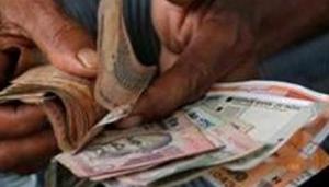 Traders said rupee is trading in a narrow range as market is awaiting fresh cues on the potential US-China trade deal.(REUTERS) Traders said rupee is trading in a narrow range as market is awaiting fresh cues on the potential US-China trade deal.(REUTERS)
