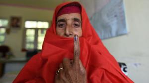A village council member shows her inked finger after casting her vote, at Chek Dara, on the outskirts of Srinagar, October 24, 2019.(Waseem Andrabi / HT Photo) A village council member shows her inked finger after casting her vote, at Chek Dara, on the outskirts of Srinagar, October 24, 2019.(Waseem Andrabi / HT Photo)