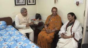 West Bengal Governor Jagdeep Dhankhar with wife Sudesh Dhankhar are attending Kali puja at Chief Minister Mamata Banerjee's Kalighat house on Sunday, October 27, 2019.(West Bengal Government) West Bengal Governor Jagdeep Dhankhar with wife Sudesh Dhankhar are attending Kali puja at Chief Minister Mamata Banerjee's Kalighat house on Sunday, October 27, 2019.(West Bengal Government)