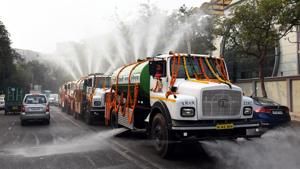 EDMC tankers spraying water on roads, in New Delhi.(ANI photo) EDMC tankers spraying water on roads, in New Delhi.(ANI photo)
