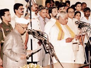 Atal Bihari Vajpayee being sworn in by president Shankar Dayal Sharma on 16 May 1996. The government lasted 13 days.(Girish Srivastava/HT Photo)
