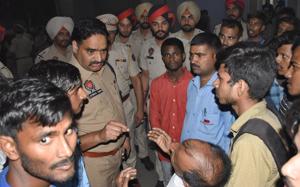 Family members of the girl who died of suspected dengue protesting outside the ESIC Model Hospital in Ludhiana on Tuesday.(HT PHOTO) Family members of the girl who died of suspected dengue protesting outside the ESIC Model Hospital in Ludhiana on Tuesday.(HT PHOTO)