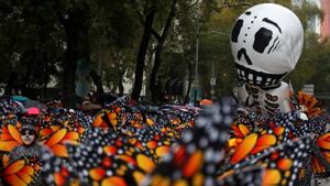 A balloon in the shape of a skeleton is pictured near participants dressed as Monarch butterflies during the annual Day of the Dead parade in Mexico City, Mexico, October 27, 2019.(REUTERS) A balloon in the shape of a skeleton is pictured near participants dressed as Monarch butterflies during the annual Day of the Dead parade in Mexico City, Mexico, October 27, 2019.(REUTERS)
