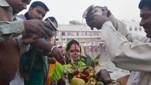 Chhath Puja is an age-old Hindu festival which is dedicated to Lord Surya and Chhathi Maiya.(HT File Photo) Chhath Puja is an age-old Hindu festival which is dedicated to Lord Surya and Chhathi Maiya.(HT File Photo)
