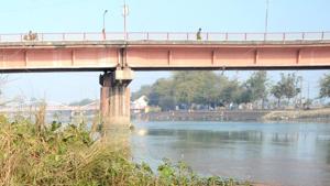 A 22-year-old married woman from Gurugram fell from a bridge in Haridwar while trying to click a selfie and fell into Ganga river.(HT Photo (Representative)) A 22-year-old married woman from Gurugram fell from a bridge in Haridwar while trying to click a selfie and fell into Ganga river.(HT Photo (Representative))