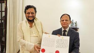 Principal Secretary to Prime Minister PK Mishra presents the warrant of appointment to Chief Justice of India-designate Justice Sharad Arvind Bobde in New Delhi.(PTI) Principal Secretary to Prime Minister PK Mishra presents the warrant of appointment to Chief Justice of India-designate Justice Sharad Arvind Bobde in New Delhi.(PTI)
