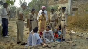The kin of slain gangster Vijay Sidhu, alias Chhota Lalla, trying to exhume his body from the grave at a cemetery at Peeru Banda of Salem Tabri in Ludhiana on Thursday.(HT PHOTO) The kin of slain gangster Vijay Sidhu, alias Chhota Lalla, trying to exhume his body from the grave at a cemetery at Peeru Banda of Salem Tabri in Ludhiana on Thursday.(HT PHOTO)