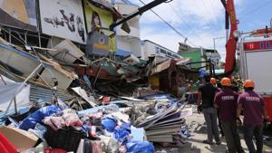 Rescue workers inspect a damaged building in Digos, Davao del Sur, southern Philippines on Thursday Oct. 31, 2019.(AP) Rescue workers inspect a damaged building in Digos, Davao del Sur, southern Philippines on Thursday Oct. 31, 2019.(AP)
