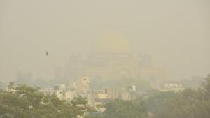 Humayun tomb engulfed with dense haze and low visibility on Friday.(Amal KS/HT Photo) Humayun tomb engulfed with dense haze and low visibility on Friday.(Amal KS/HT Photo)
