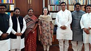 Congress Interim President Sonia Gandhi along with Maharashtra Congress leaders during a meeting in New Delhi on Friday.(ANI) Congress Interim President Sonia Gandhi along with Maharashtra Congress leaders during a meeting in New Delhi on Friday.(ANI)