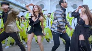 Pagalpanti song Thumka: John Abraham, Pulkit Samrat and Arshad Warsi groove to Honey Singh’s tunes. Pagalpanti song Thumka: John Abraham, Pulkit Samrat and Arshad Warsi groove to Honey Singh’s tunes.