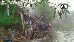 The wall of a temple collapsed during Chhath puja celebrations in Samastipur, Bihar, on November 3, 2019.(ANI / Twitter) The wall of a temple collapsed during Chhath puja celebrations in Samastipur, Bihar, on November 3, 2019.(ANI / Twitter)
