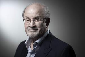 (FILES) In this file photo taken on September 10, 2018 now US novelist and essayist Salman Rushdie poses during a photo session in Paris. - The author of the “Satanic Verses”, now US novelist and essayist Salman Rushdie, refuses to live as a recluse but he accepted to live under police protection since the Ayatollah Khomeini, the first guide of the Islamic Republic of Iran put a fatwa on a him and condemned him to death sentence for the book deemed as blasphemous by Muslims. (Photo by JOEL SAGET / AFP)(AFP) (FILES) In this file photo taken on September 10, 2018 now US novelist and essayist Salman Rushdie poses during a photo session in Paris. - The author of the “Satanic Verses”, now US novelist and essayist Salman Rushdie, refuses to live as a recluse but he accepted to live under police protection since the Ayatollah Khomeini, the first guide of the Islamic Republic of Iran put a fatwa on a him and condemned him to death sentence for the book deemed as blasphemous by Muslims. (Photo by JOEL SAGET / AFP)(AFP)